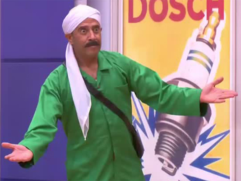تفاجأ نجوم مسرح مصر بصعود عدد من نجوم الفنّ على خشبة المسرح في نهاية المسرحية.